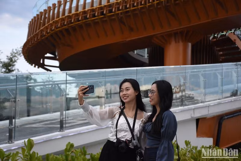 Những bạn trẻ đầu tiên check in tại cầu vượt chiều ngày 1/7. (ẢNH: ANH ĐÀO)