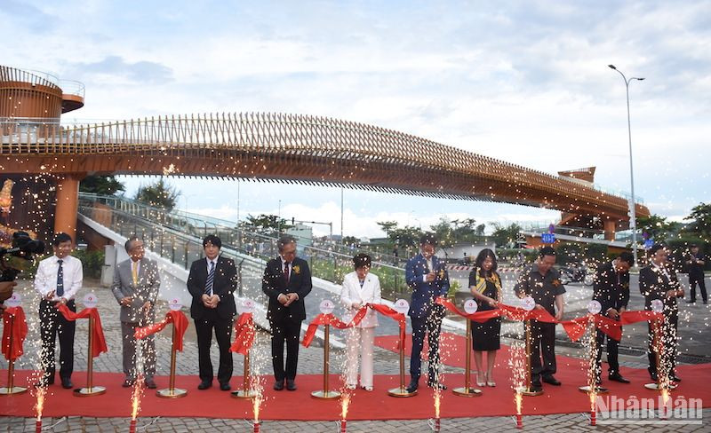 Các đại biểu cắt băng khánh thành cầu vượt đi bộ chiều nay (1/7). (ẢNH: ANH ĐÀO)