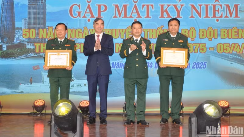 Chủ tịch Ủy ban nhân dân thành phố Đà Nẵng Lê Trung Chinh và Thiếu tướng Trần Ngọc Hữu trao tặng bằng khen của Bộ trưởng Bộ Quốc phòng và Ban Thường vụ Thành ủy cho Đảng bộ, Bộ đội Biên phòng thành phố. (Ảnh: ANH ĐÀO)