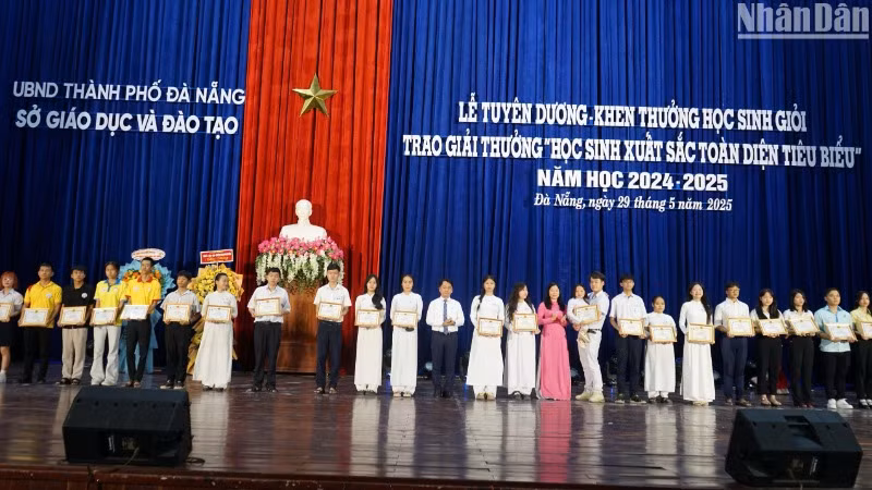 Đà Nẵng vinh danh, khen thưởng các em học sinh xuất sắc tiêu biểu trong năm học 2024-2025. (Ảnh: ANH ĐÀO)