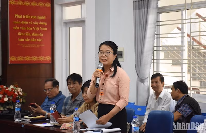 Bà Nguyễn Quỳnh Linh, Phó Giám đốc -Tổng Biên tập Nhà xuất bản Đà Nẵng chia sẻ tại hội thảo. (Ảnh: ANH ĐÀO) Bà Nguyễn Quỳnh Linh, Phó Giám đốc -Tổng Biên tập Nhà xuất bản Đà Nẵng chia sẻ tại hội thảo. (Ảnh: ANH ĐÀO)