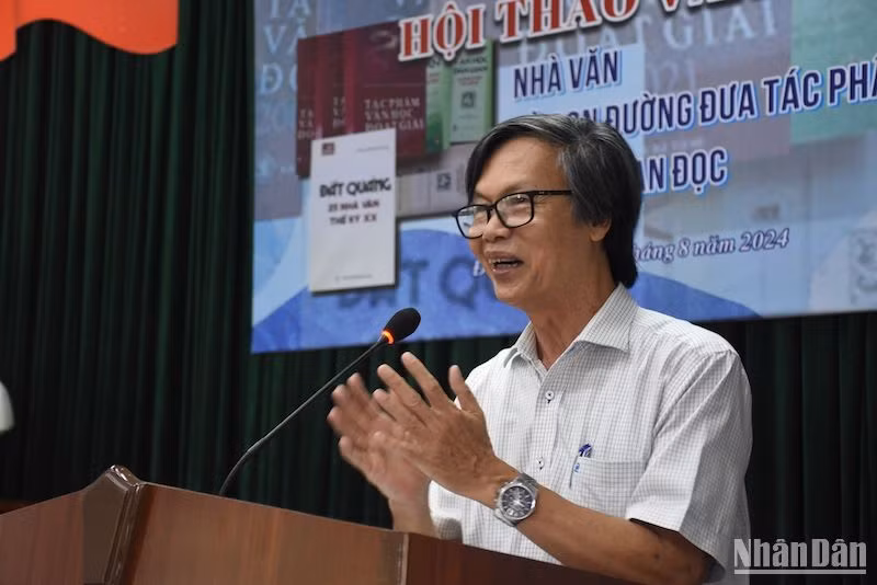 Nhà thơ Nguyễn Minh Hùng trình bày tham luận tại Hội thảo. (Ảnh: ANH ĐÀO) Nhà thơ Nguyễn Minh Hùng trình bày tham luận tại Hội thảo. (Ảnh: ANH ĐÀO)