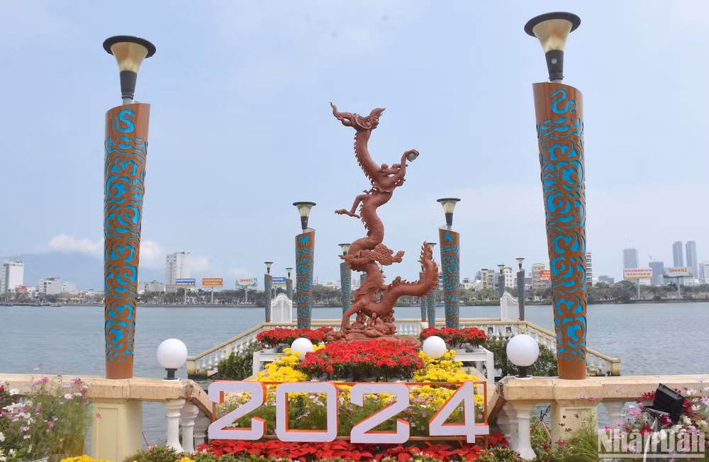 Tượng Rồng thời Lý bằng gốm Bát Tràng cao 5m đặt tại khu vực trên cầu chữ T trước số 42 đường Bạch Đằng. (Ảnh: ANH ĐÀO)