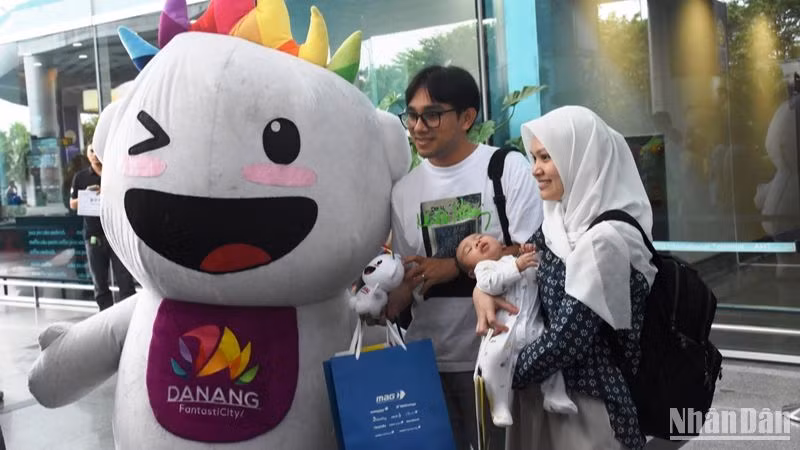 Những hành khách đầu tiên từ Kuala Lumpur (Malaysia) đến Đà Nẵng trưa 24/9. (Ảnh: ANH ĐÀO)