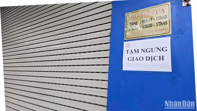 Bảng thông báo "Tạm ngưng giao dịch" được dán phía trước hai cửa hàng SJC tại Đà Nẵng. (Ảnh: ANH ĐÀO)