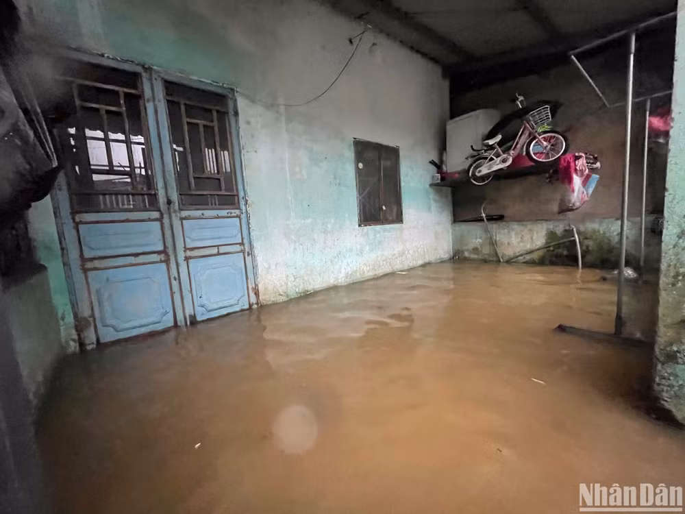 Mực nước dâng cao do lượng mưa khá lớn từ đêm qua 4/11 đến sáng ngày 5/11. (Ảnh: CÔNG VINH)