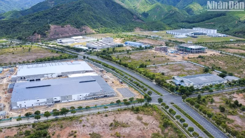 Đà Nẵng hiện là một trong ba địa phương trong cả nước tham gia thí điểm các giải pháp chuyển đổi theo mô hình khu công nghiệp sinh thái trong khuôn khổ Dự án hợp tác của Bộ Kế hoạch và Đầu tư. Trong ảnh là một góc Khu công nghệ cao Đà Nẵng. (Ảnh: ANH ĐÀO)