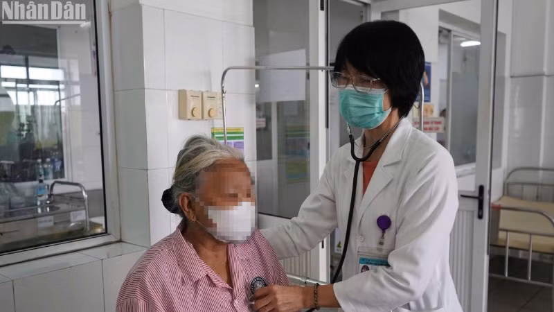 Sức khỏe bệnh nhân sau mổ nội soi hiện đã ổn định, giảm ho. (Ảnh: ANH ĐÀO)