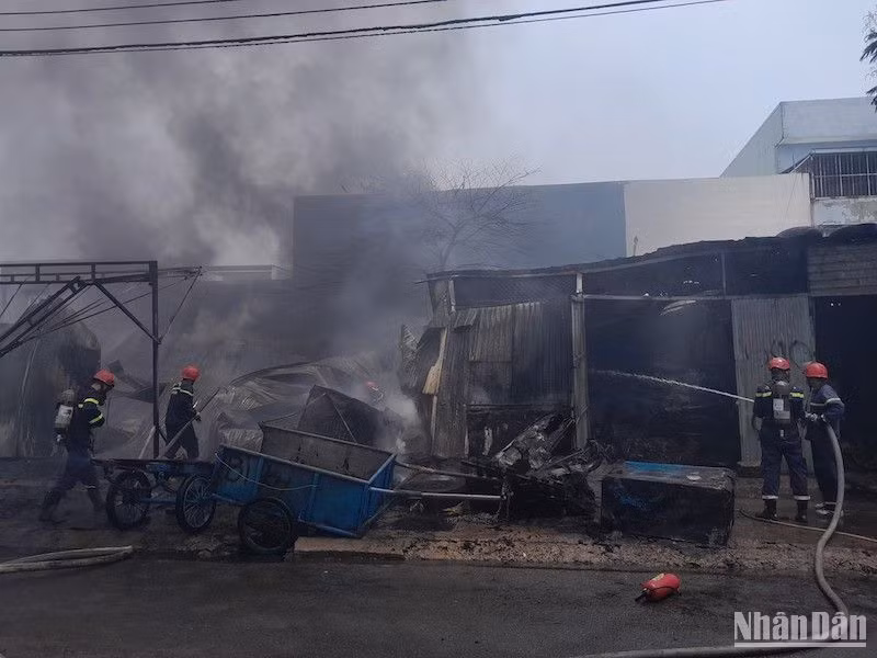 Vụ cháy xảy ra giữa trưa, dù người dân hô hoán nhưng không thể dập lửa. Các chiến sĩ sử dụng mặt nạ chống độc nỗ lực dập lửa. (Ảnh: ANH ĐÀO)