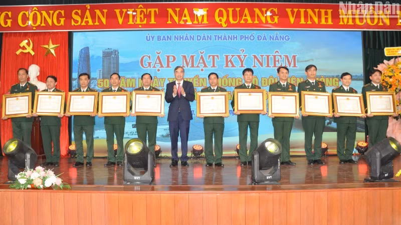 Thừa ủy quyền của Chủ tịch nước, Chủ tịch Ủy ban nhân dân thành phố Đà Nẵng Lê Trung Chinh trao Huân chương Bảo vệ Tổ quốc hạng Ba cho 1 cá nhân và Huy chương Quân kỳ quyết thắng cho 10 cá nhân thuộc Bộ Chỉ huy Bộ đội Biên phòng thành phố. (Ảnh: ANH ĐÀO)