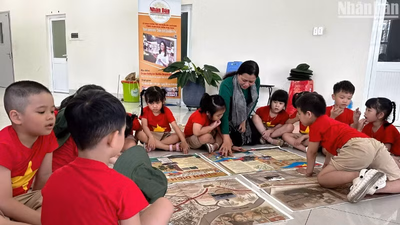 Nằm trong chương trình hoạt động ý nghĩa này, cô trò Trường mầm non Ngọc Lan còn có buổi tham quan, tìm hiểu lịch sử Chiến dịch Hồ Chí Minh qua ấn phẩm phụ san đặc biệt của Báo Nhân Dân trao tặng. (Ảnh: ANH ĐÀO)