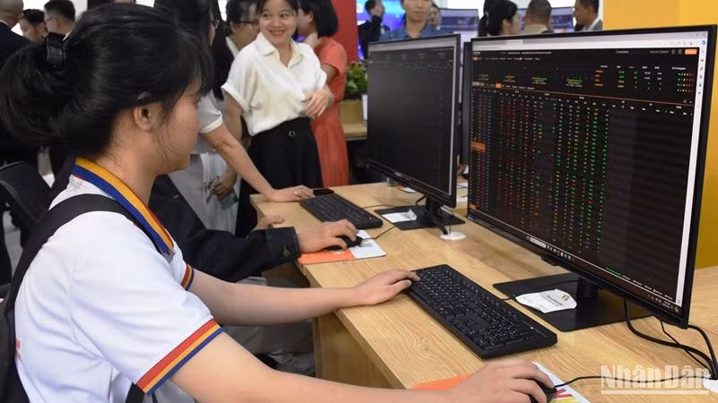 Sinh viên trải nghiệm công nghệ tại Trung tâm đào tạo, nghiên cứu và đổi mới sáng tạo VKU Fintech Hub. (Ảnh: ANH ĐÀO)