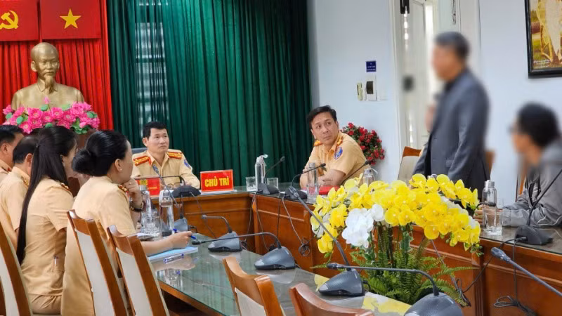 Phòng Cảnh sát giao thông Công an Đà Nẵng làm việc với chủ của dàn siêu xe vượt đèn đỏ tại trung tâm thành phố Đà Nẵng. (Ảnh: HB)