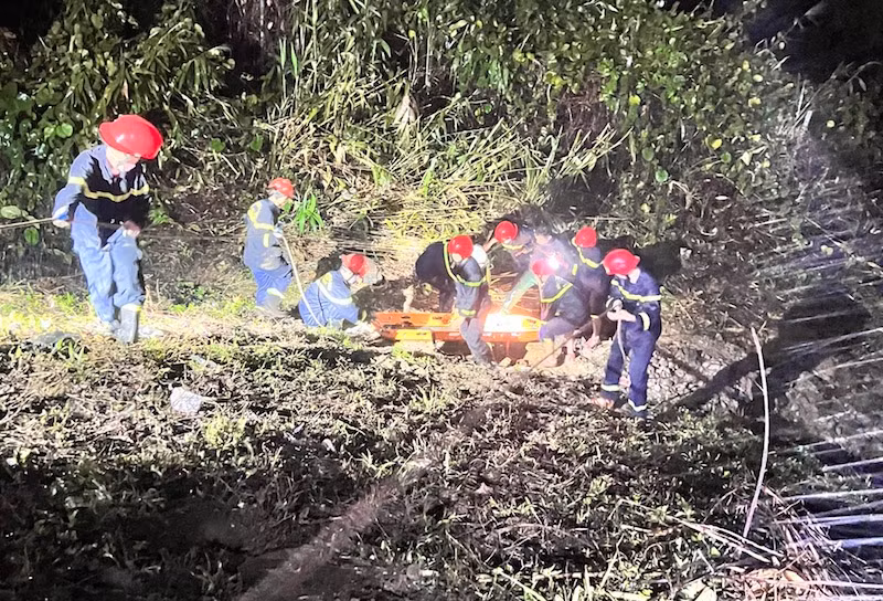 Lực lượng chức năng tiến hành cứu hộ, cứu nạn tại hiện trường.