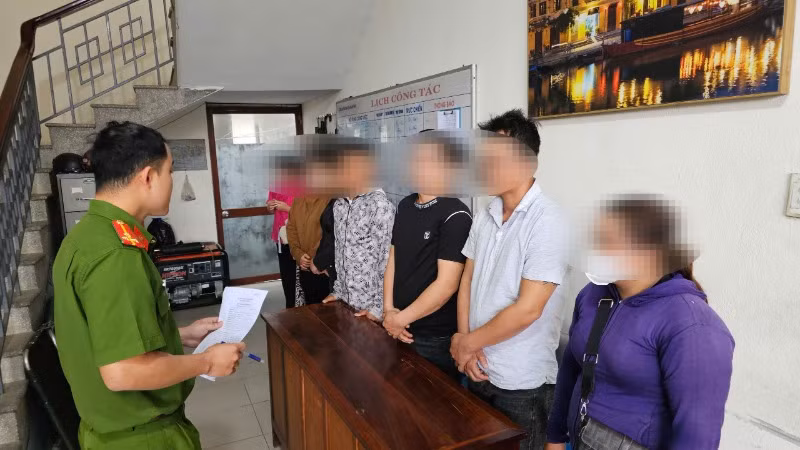 Nhóm đối tượng tại cơ quan công an. (Ảnh: Công an cung cấp)