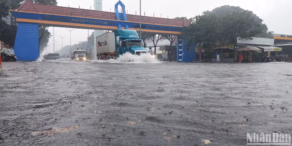 Phương tiện lưu thông ra vào Khu công nghiệp Hòa Khánh trong nước ngập sâu.