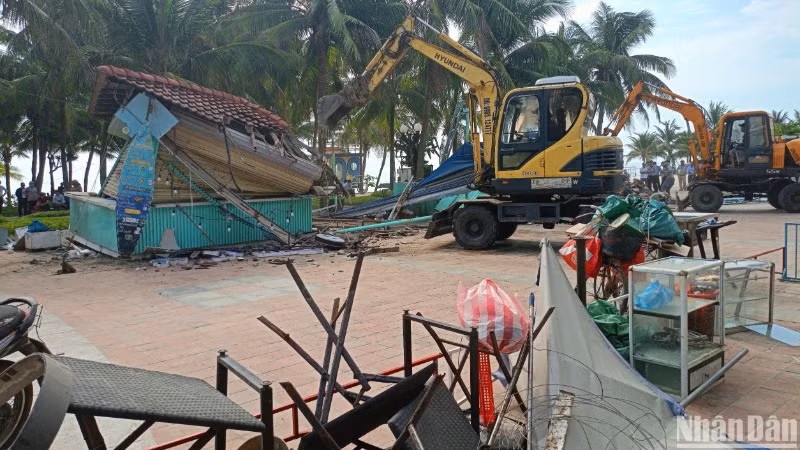 Việc cưỡng chế, tháo dỡ các quầy ẩm thực, lưu niệm này thực hiện theo chủ trương mới, dừng thí điểm mô hình này của chính quyền thành phố Đà Nẵng. (Ảnh: ANH ĐÀO)