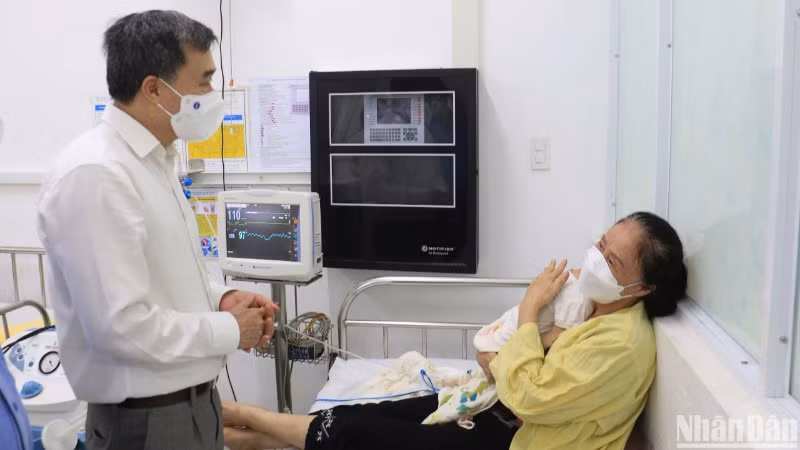 Giáo sư, Tiến sĩ Trần Văn Thuấn, Thứ Trưởng Bộ Y tế thăm các bệnh nhi mắc sởi đang điều trị tại Bệnh viện Phụ sản-Nhi Đà Nẵng. (Ảnh: ANH ĐÀO)