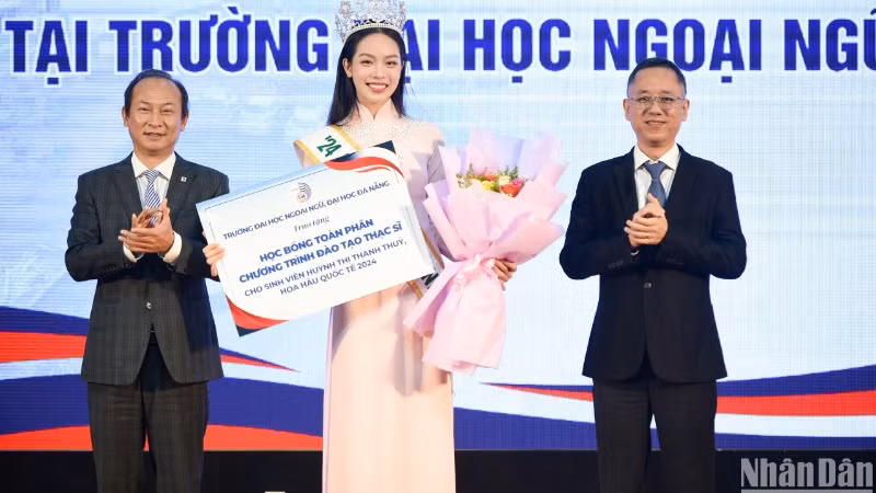 Hoa hậu Quốc tế 2024 Huỳnh Thị Thanh Thủy nhận học bổng trao học bổng toàn phần chương trình đào tạo thạc sĩ ngành tiếng Anh tại Trường Đại học Ngoại ngữ, Đại học Đà Nẵng. (Ảnh: ANH ĐÀO)