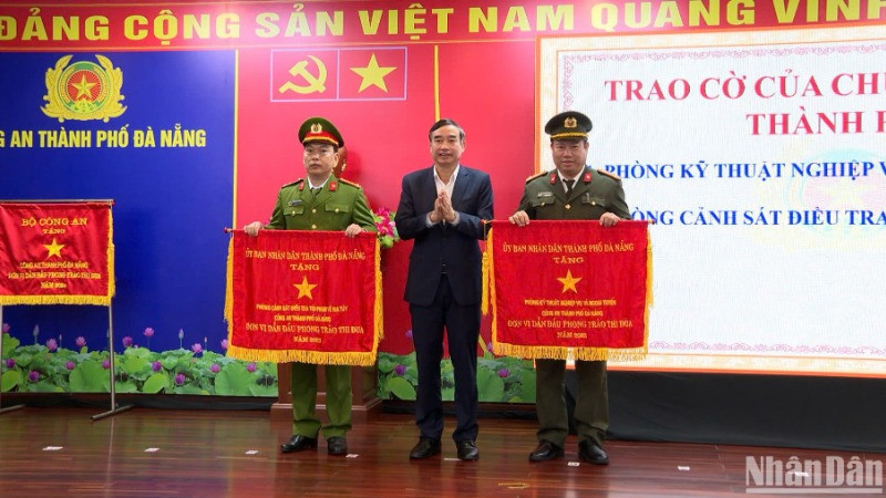 Phó Bí thư Thành ủy, Chủ tịch Ủy ban nhân dân thành phố Đà Nẵng Lê Trung Chinh trao Cờ thi đua của cho các đơn vị. (Ảnh: ANH ĐÀO)