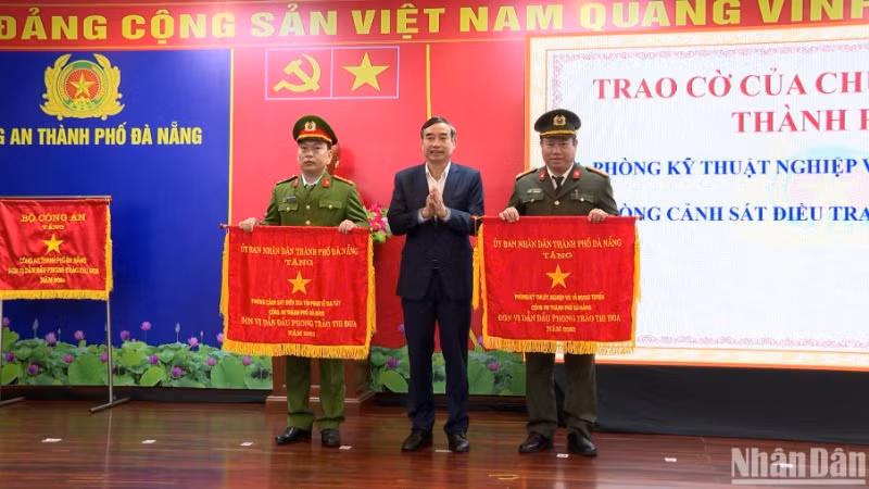 Phó Bí thư Thành ủy, Chủ tịch Ủy ban nhân dân thành phố Đà Nẵng Lê Trung Chinh trao Cờ thi đua của cho các đơn vị. (Ảnh: ANH ĐÀO)