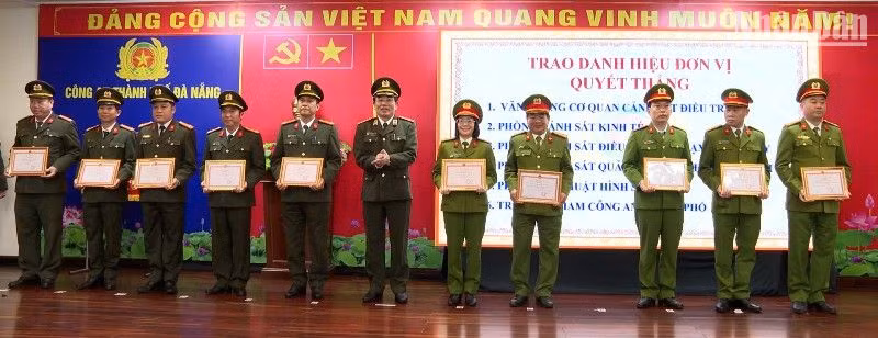 Thiếu tướng Vũ Xuân Viên, Giám đốc Công an thành phố Đà Nẵng trao danh hiệu Đơn vị quyết thắng cho các tập thể. (Ảnh: ANH ĐÀO)