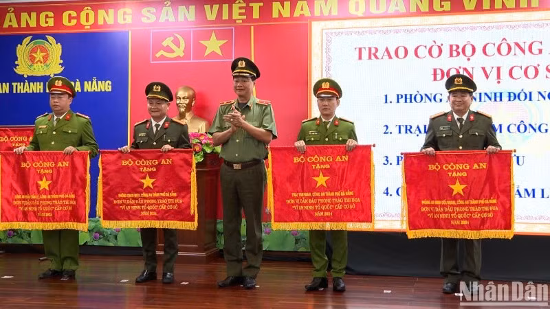 Thừa ủy quyền của Bộ trưởng Công an, Thiếu tướng Lê Hồng Hiệp, Phó Cục trưởng Cục công tác đảng và công tác chính trị trao Cờ thi đua xuất sắc cho các tập thể. (Ảnh: ANH ĐÀO)