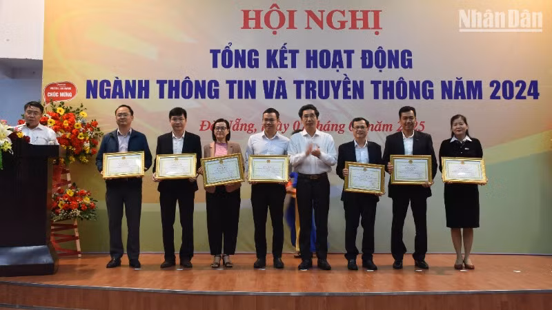 Phó Chủ tịch Ủy ban nhân dân thành phố Đà Nẵng Trần Chí Cường trao tặng Bằng khen của Chủ tịch Ủy ban nhân dân thành phố Đà Nẵng cho các cá nhân có thành tích xuất sắc. (Ảnh: ANH ĐÀO)