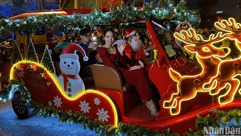 Hoa hậu Quốc tế 2024 Huỳnh Thị Thanh Thủy tham gia đoàn diễu hành chào đón người dân, du khách tại phố đi bộ Bạch Đằng, Đà Nẵng. (Ảnh: ANH ĐÀO) Hoa hậu Quốc tế 2024 Huỳnh Thị Thanh Thủy tham gia đoàn diễu hành chào đón người dân, du khách tại phố đi bộ Bạch Đằng, Đà Nẵng. (Ảnh: ANH ĐÀO)