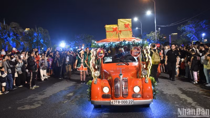 Phố đi bộ Bạch Đằng Đà Nẵng chật kín người tham gia xem diễu hành và phần trình diễn của các vũ công. (Ảnh: ANH ĐÀO) Phố đi bộ Bạch Đằng Đà Nẵng chật kín người tham gia xem diễu hành và phần trình diễn của các vũ công. (Ảnh: ANH ĐÀO)