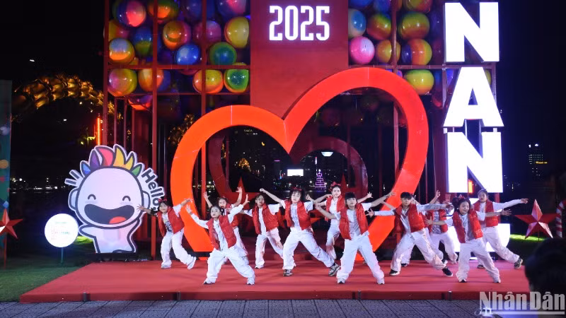 Đường phố Đà Nẵng sôi động với nhiều hoạt động khai mạc Lễ hội đón Giáng sinh-Chào năm mới Đà Nẵng 2025. (Ảnh: ANH ĐÀO) Đường phố Đà Nẵng sôi động với nhiều hoạt động khai mạc Lễ hội đón Giáng sinh-Chào năm mới Đà Nẵng 2025. (Ảnh: ANH ĐÀO)