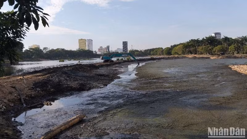 Đơn vị thi công đang chạy đua thời gian 120 ngày nạo vét lòng hồ công viên lớn nhất Đà Nẵng. (Ảnh: ANH ĐÀO)