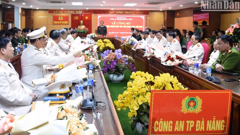 Thiếu tướng Vũ Xuân Viên, Giám đốc Công an thành phố Đà Nẵng phát biểu tại buổi lễ. (Ảnh: ANH ĐÀO)