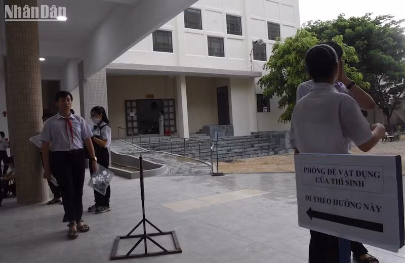 Thí sinh gửi vật dụng cá nhân tại khu vực quy định. (Ảnh: ANH ĐÀO)