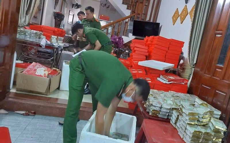 Toàn bộ số bánh trung thu này không rõ nguồn gốc xuất xứ. Ảnh V.Đ