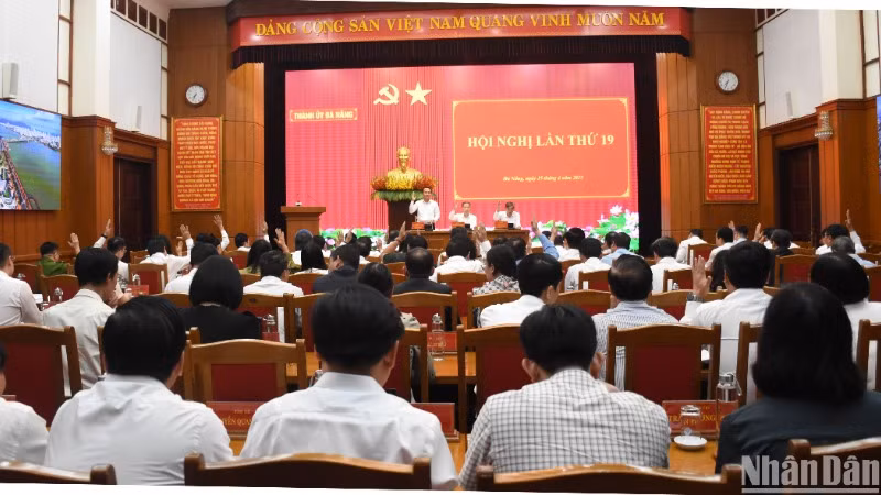 Các đại biểu dự hội nghị biểu quyết thống nhất thông qua các nội dung quan trọng tại hội nghị. (Ảnh: ANH ĐÀO)