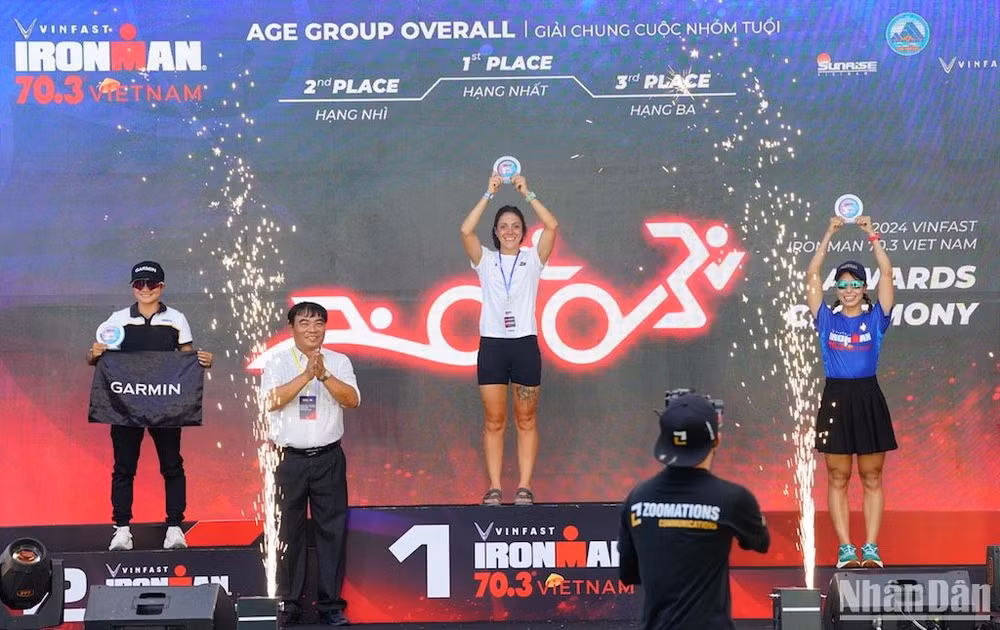 Các vận động viên nữ xuất sắc trên bục vinh quang.