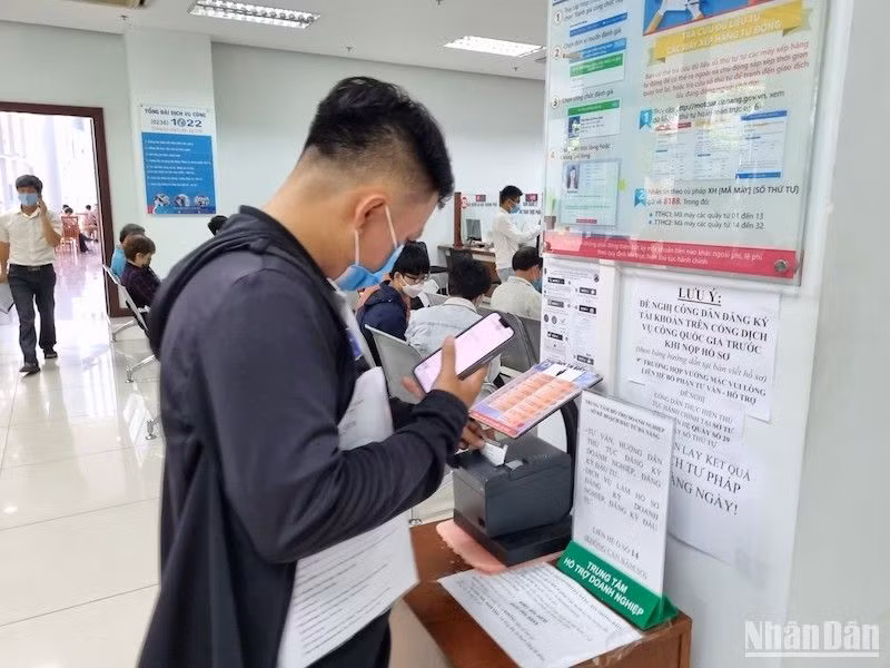 Người dân đăng ký làm thủ tục hành chính tại Bộ phận một cửa Trung tâm hành chính thành phố.