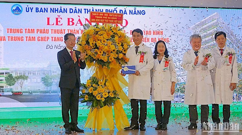 Đồng chí Nguyễn Văn Quảng, Ủy viên Trung ương Đảng, Bí thư Thành ủy, Trưởng Đoàn đại biểu Quốc hội thành phố Đà Nẵng tặng hoa chúc mừng Ban Giám đốc Bệnh viện Đà Nẵng. Ảnh: ANH ĐÀO