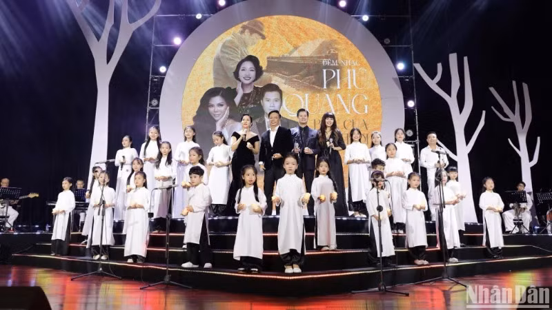 Trước đó vào tháng 8/2024, Kinh Kỳ Music đã tổ chức thành công và được khán giả đón nhận nồng nhiệt với đêm nhạc Phú Quang chủ đề “Biển của một thời”. (Ảnh: ANH ĐÀO)