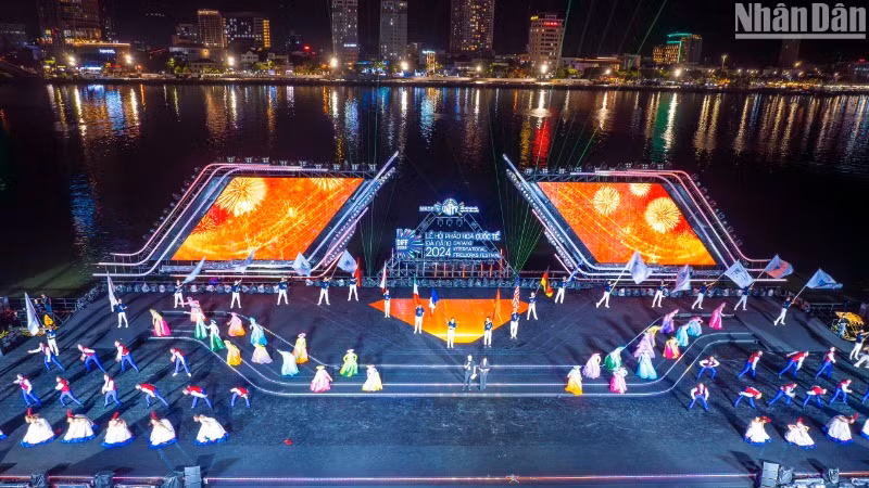 Các chương trình nghệ thuật đặc biệt do Nhà hát Trưng Vương Đà Nẵng dàn dựng công phu nhằm mang lại nhiều ấn tượng cho người dân, du khách trong từng đêm diễn ra các màn tranh tài pháo hoa của các đội tham gia DIFF 2024. (Ảnh: ANH ĐÀO) Các chương trình nghệ thuật đặc biệt do Nhà hát Trưng Vương Đà Nẵng dàn dựng công phu nhằm mang lại nhiều ấn tượng cho người dân, du khách trong từng đêm diễn ra các màn tranh tài pháo hoa của các đội tham gia DIFF 2024. (Ảnh: ANH ĐÀO)