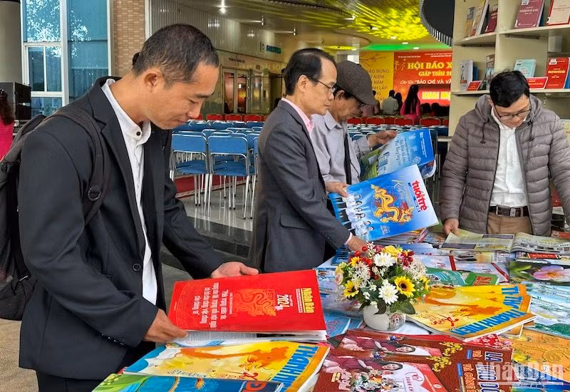 Hội Báo Xuân Giáp Thìn Đà Nẵng 2024 là dịp để giới thiệu đến độc giả những ấn phẩm báo Xuân ấn tượng. Ảnh: ANH ĐÀO Hội Báo Xuân Giáp Thìn Đà Nẵng 2024 là dịp để giới thiệu đến độc giả những ấn phẩm báo Xuân ấn tượng. Ảnh: ANH ĐÀO
