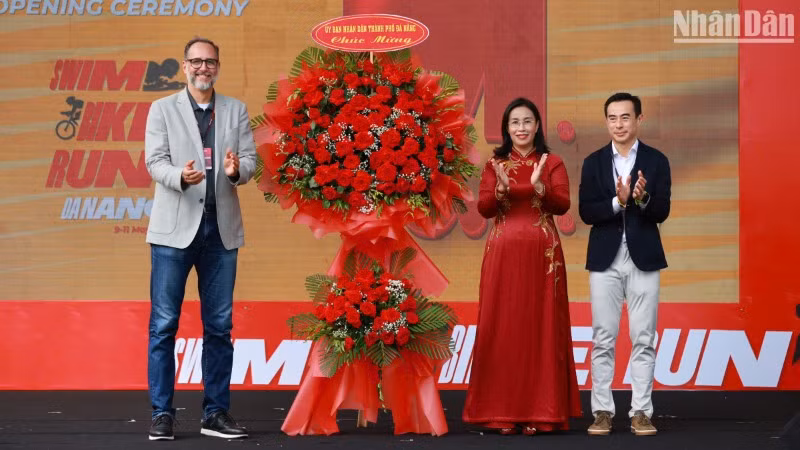 Bà Nguyễn Thị Anh Thi, Phó Chủ tịch Ủy ban nhân dân thành phố Đà Nẵng tặng hoa chúc mừng Ironman 70.3 hành trình cột mốc một thập kỷ. (Ảnh: ANH ĐÀO)