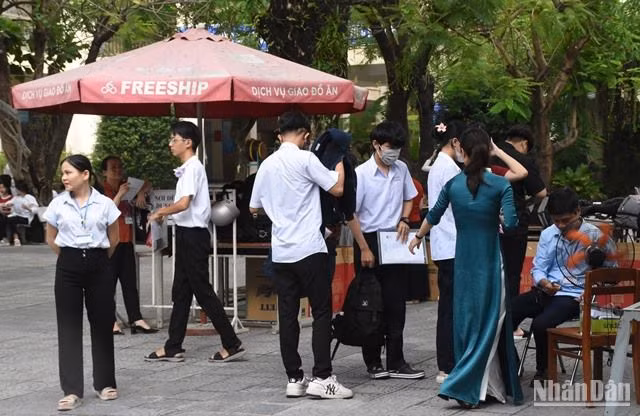 Các điểm thi bố trí khu vực gửi tư trang cá nhân cho thí sinh phù hợp theo quy định. (Ảnh: ANH ĐÀO)