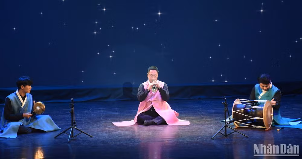 Tác phẩm Taepyungso-Poongryu - Kèn bầu phong lưu do các nghệ sĩ Son Yong Min (kèn bầu Taepyeongso), Kim Young Jin, Yuk Joon Hee (bộ gõ) biểu diễn. (Ảnh ANH ĐÀO)