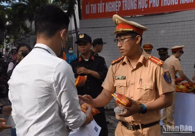 Những món quà nhỏ nhưng mang nhiều ý nghĩa, hỗ trợ đồng hành cùng thí sinh trong mùa thi tốt nghiệp. (Ảnh: ANH ĐÀO)