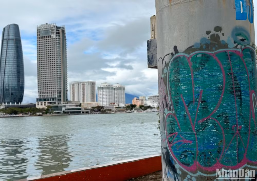 Vẽ lên trụ cột quảng cáo phía đường Trần Hưng Đạo, quận Sơn Trà.