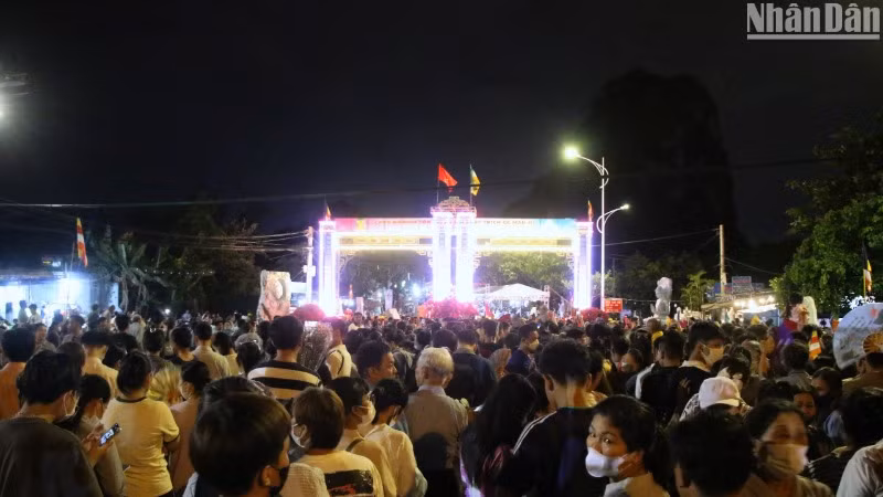 Hàng nghìn tăng ni, phật tử, người dân, du khách xếp hàng trật tự chờ vào chiêm bái xá lợi Đức Phật tại chùa Quán Thế Âm, tối 30/5. (Ảnh: ANH ĐÀO)