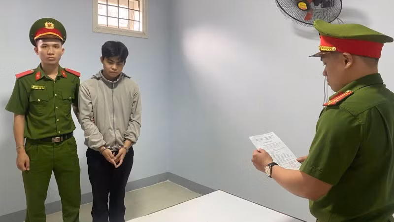 Cơ quan Cảnh sát điều tra Công an thành phố Đà Nẵng tống đạt các quyết định đối với Nguyễn Tài. (Ảnh: Công an cung cấp)