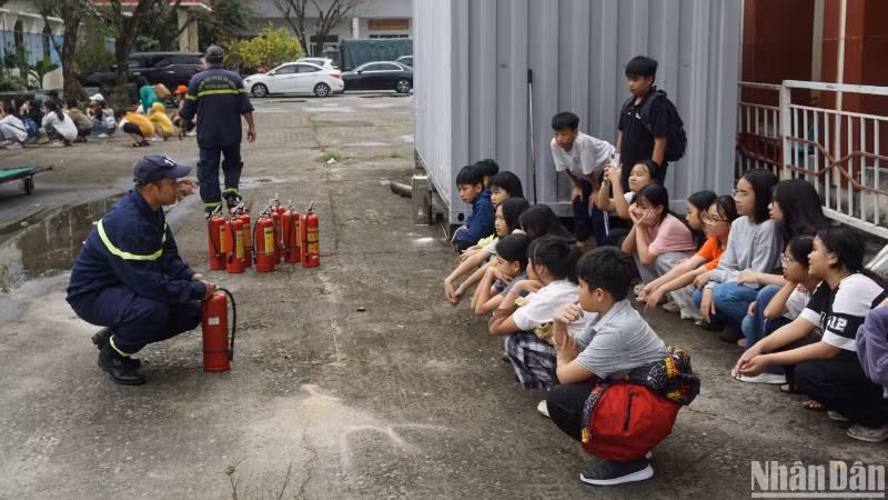 Các nhóm học sinh được chia tham gia từng tổ trải nghiệm, tìm hiểu các kiến thức về sử dụng bình chữa cháy xách tay tại trụ sở Phòng Cảnh sát Phòng cháy, chữa cháy và cứu nạn cứu hộ, Công an thành phố Đà Nẵng ngày 23/2. (Ảnh: ANH ĐÀO)